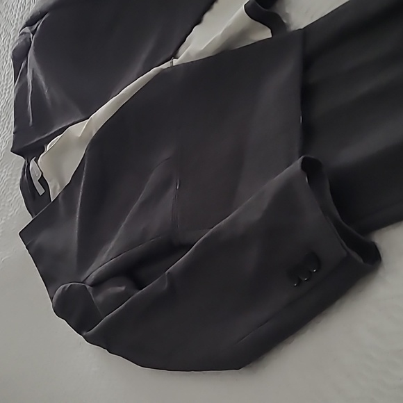 Two-piece suit - Picture 3 of 9